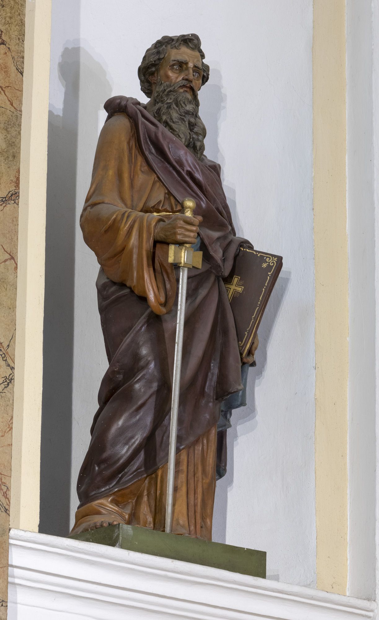 Posąg św. Pawła w ołtarzu głównym