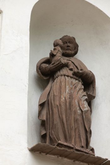 Posąg św. Józefa w fasadzie