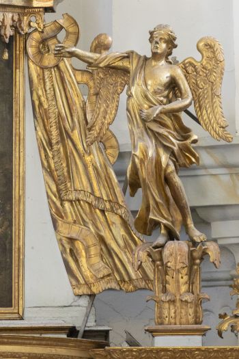 Rzeźba anioła w ołtarzu w głównym (4)