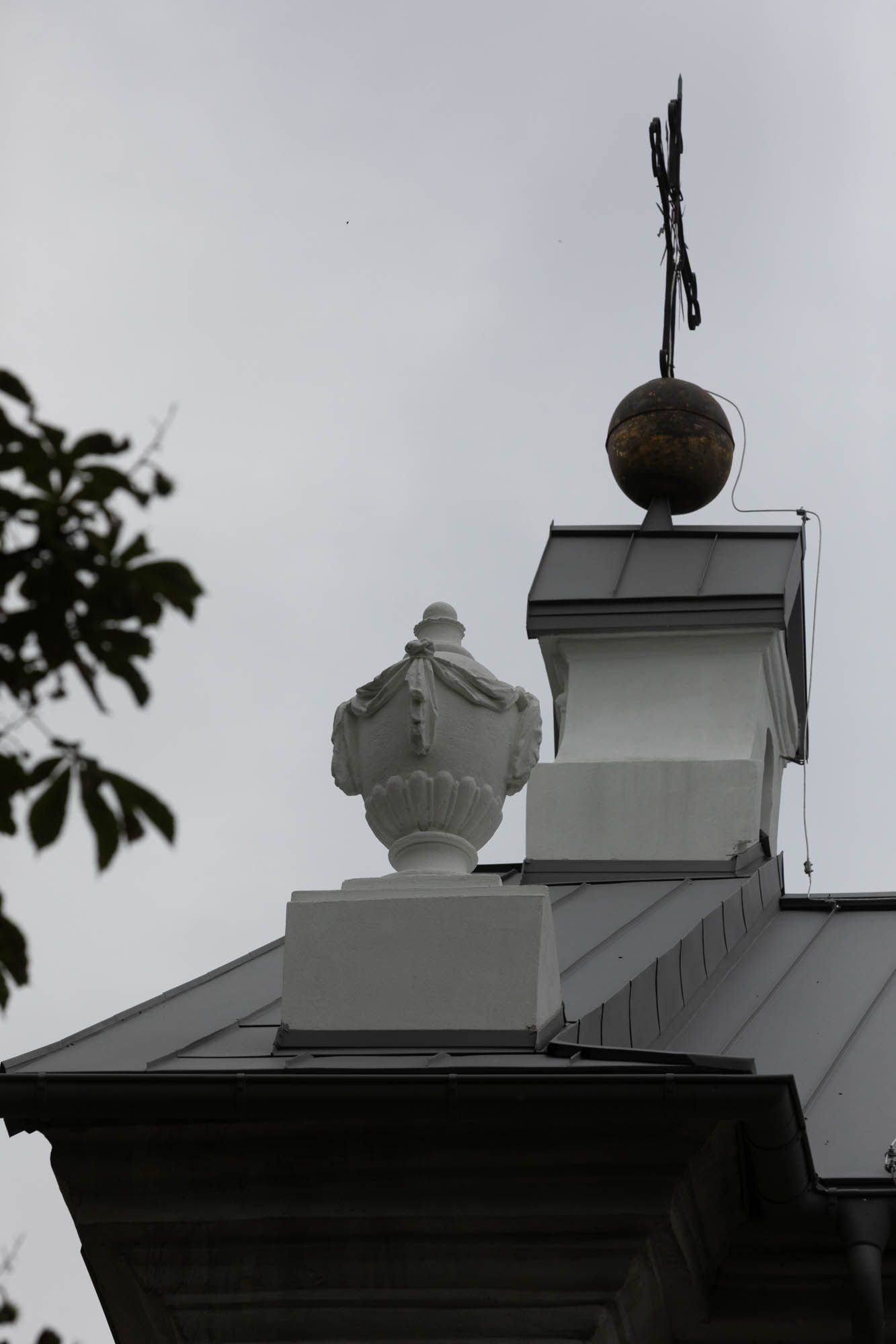 Para wazonów na przyczółkach fasady