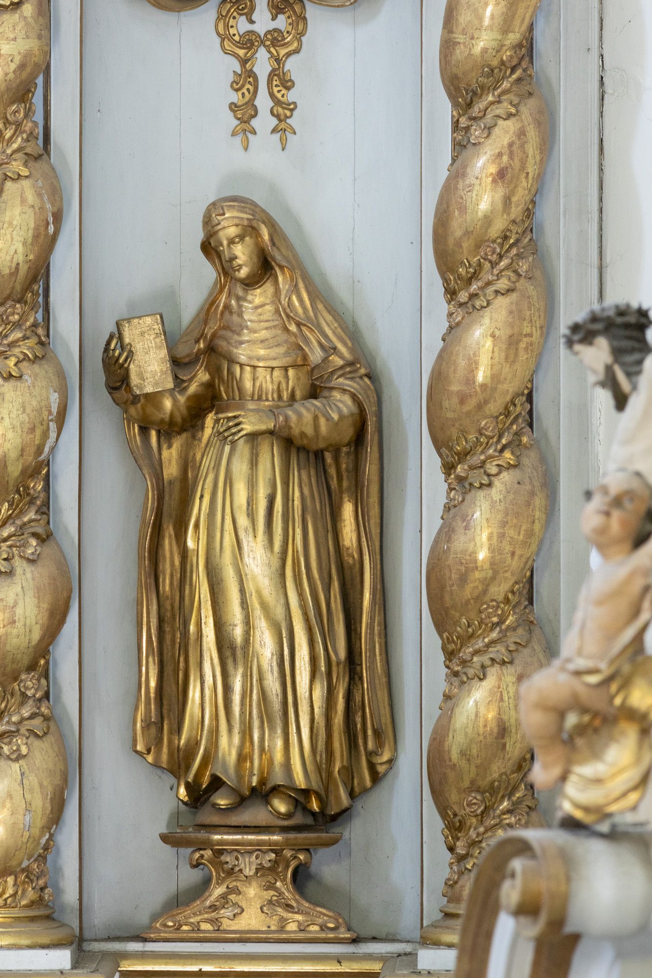 Rzeźba św. Otylii w ołtarzu głównym