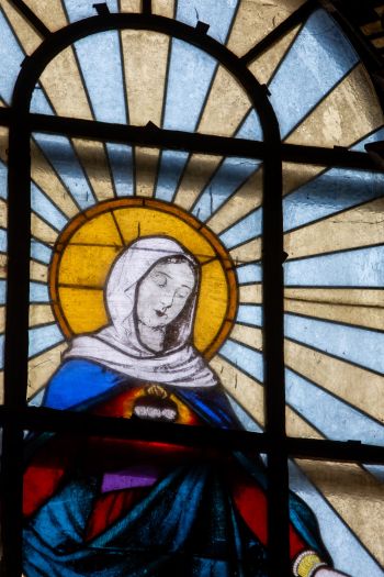 Obraz Serca Marii  - w witrażu okna prezbiterium