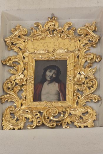 Rama obrazu Ecce Homo w ołtarzu głównym