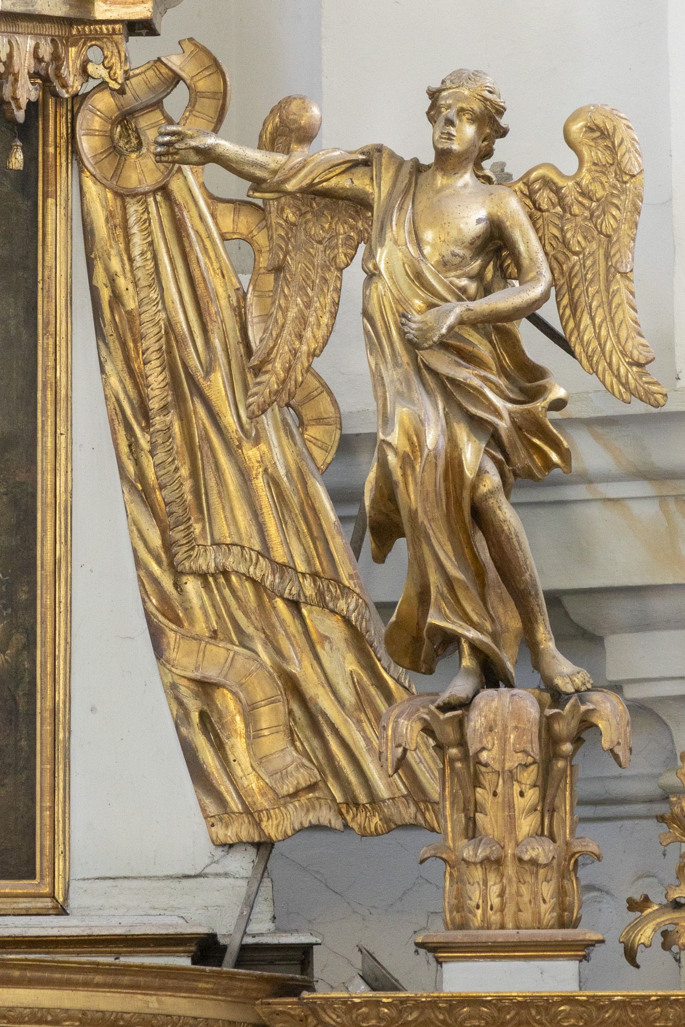 Rzeźba anioła w ołtarzu w głównym (4)