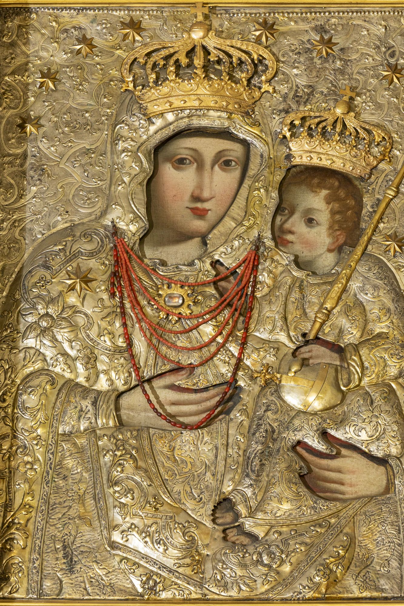 Sukienka obrazu Matki Boskiej z Dzieciątkiem w ołtarzu głównym