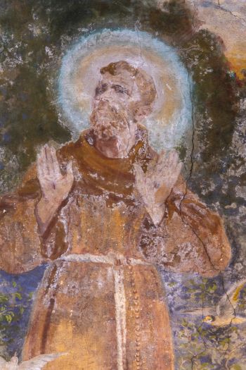 Obraz św. Franciszka i emblemat kaganka -  w polichromii prezbiterium