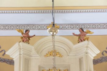 Para aniołów w ołtarzu głównym