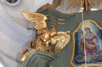 Rzeźba – Anioł I (na ołtarzu głównym)