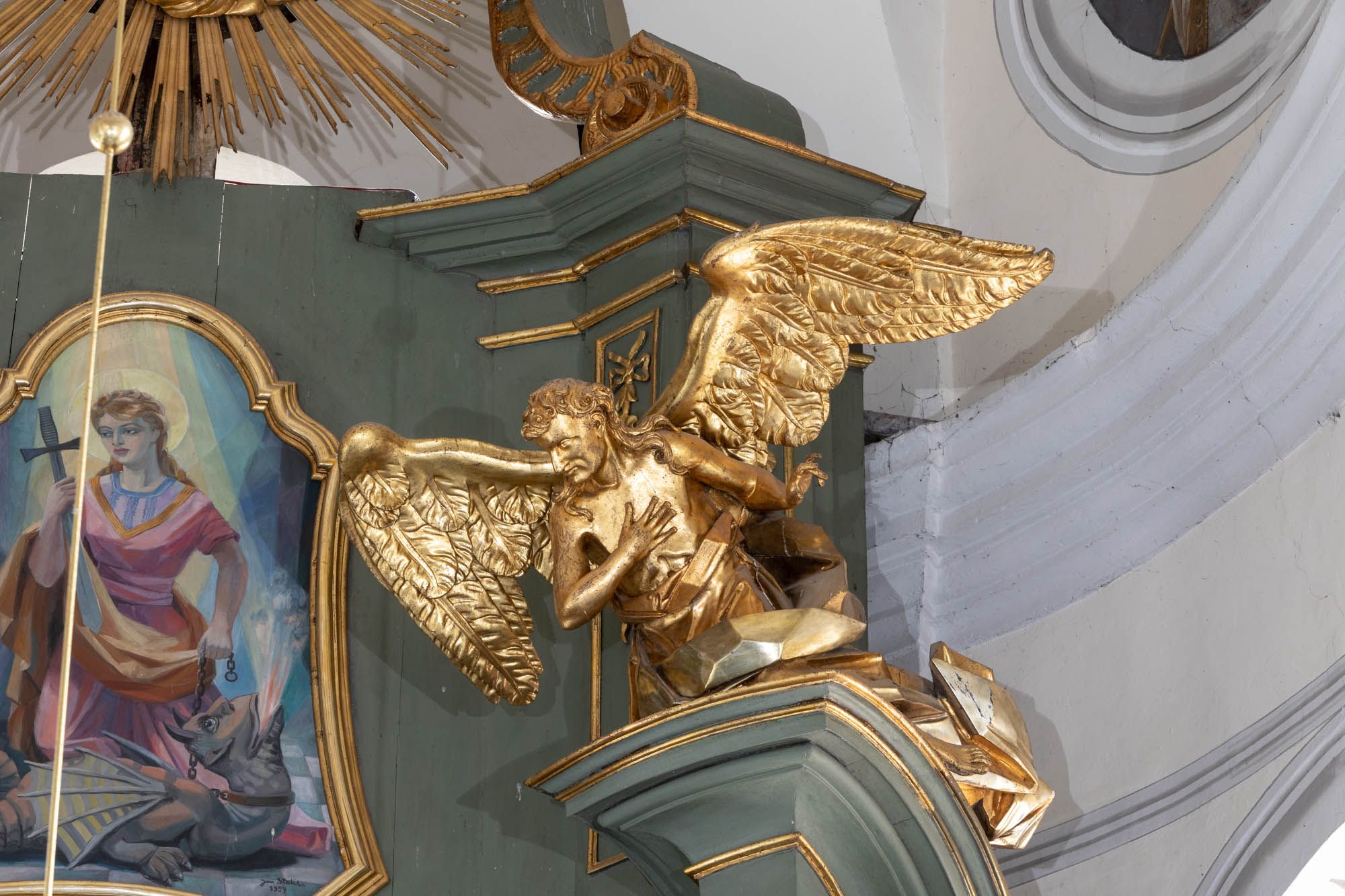 Rzeźba – Anioł II (na ołtarzu głównym)