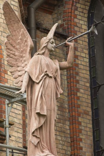 Rzeźba Anioła III na zewnątrz prezbiterium kościoła