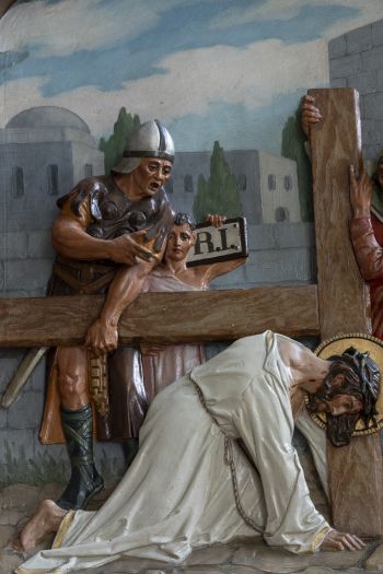 Stacja VII Męki Pańskiej. Jezus Chrystus upada pod krzyżem po raz drugi