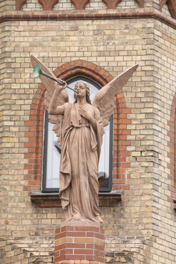 Rzeźba Anioła IV na zewnątrz prezbiterium kościoła