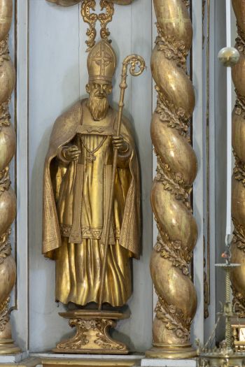 Rzeźba św. Mikołaja w ołtarzu głównym