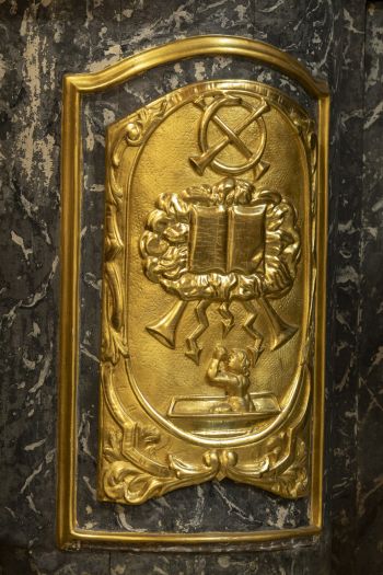 Płaskorzeźby alegoryczne ołtarza głównego