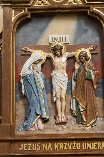 Stacja XII Męki Pańskiej. Jezus Chrystus umiera na krzyżu.