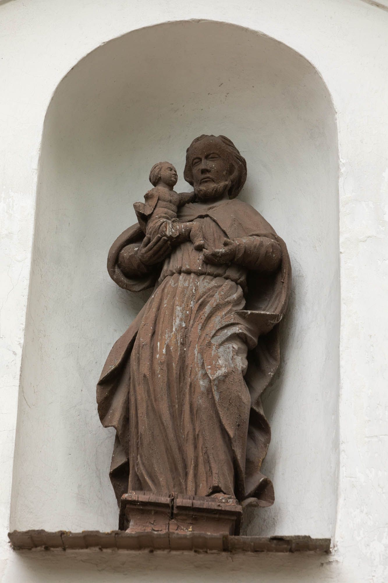 Posąg św. Józefa w fasadzie