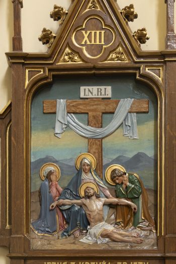 Stacja XIII Męki Pańskiej. Jezus Chrystus zdjęty z krzyża.