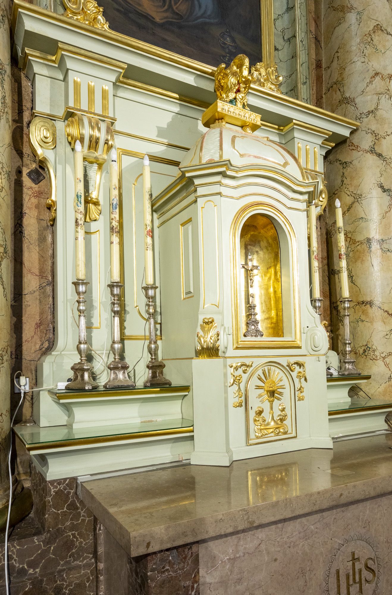 Tabernakulum w ołtarzu głównym