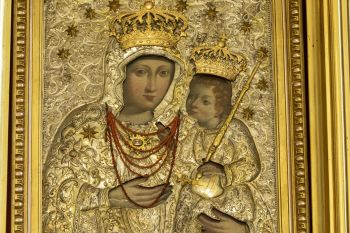 Obraz Matki Boskiej z Dzieciątkiem w ołtarzu głównym