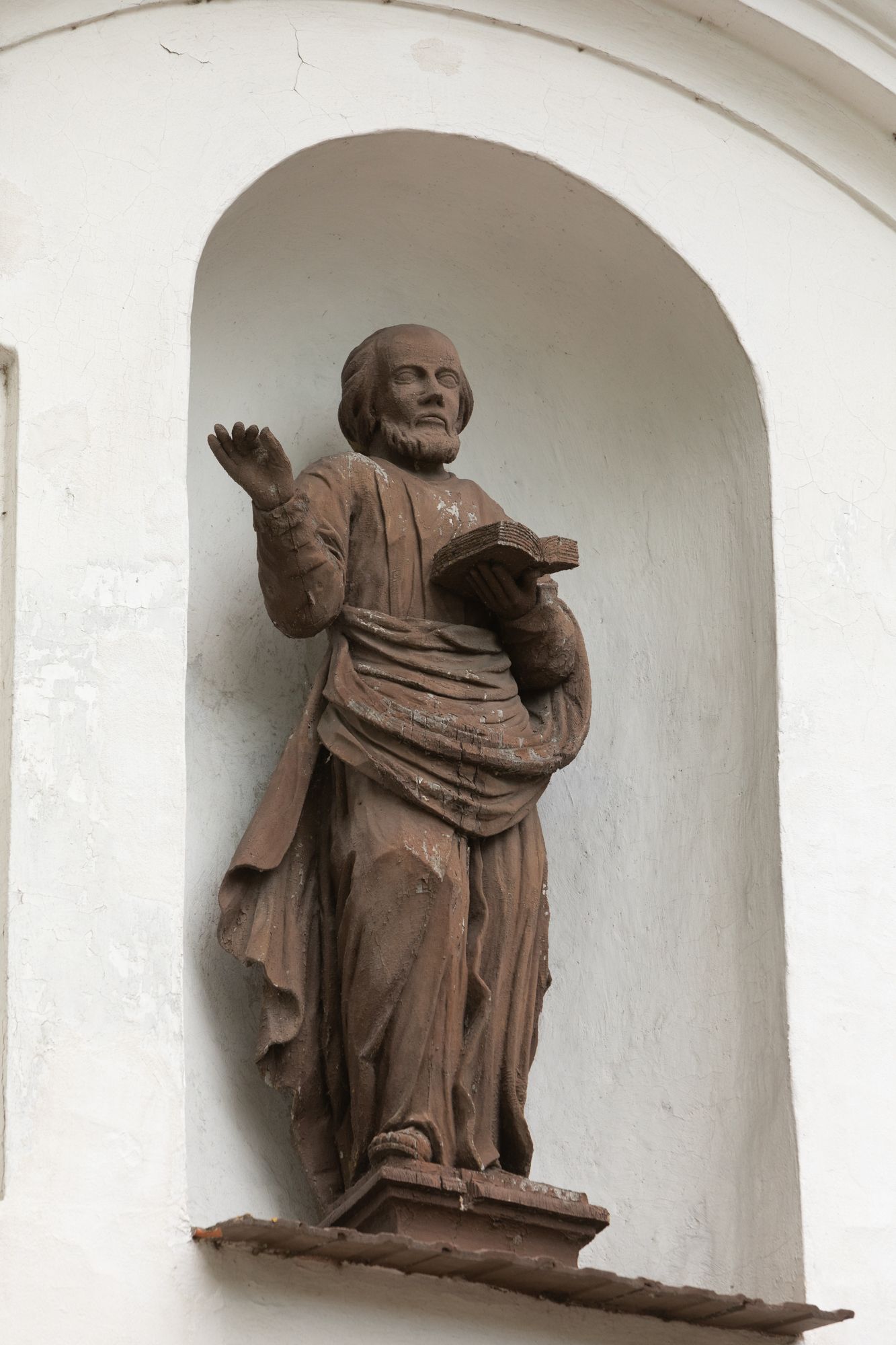 Posąg św. Mikołaja w fasadzie