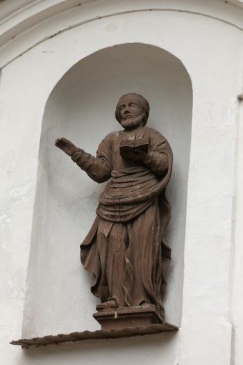 Posąg św. Mikołaja w fasadzie