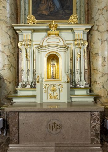 Tabernakulum w ołtarzu głównym