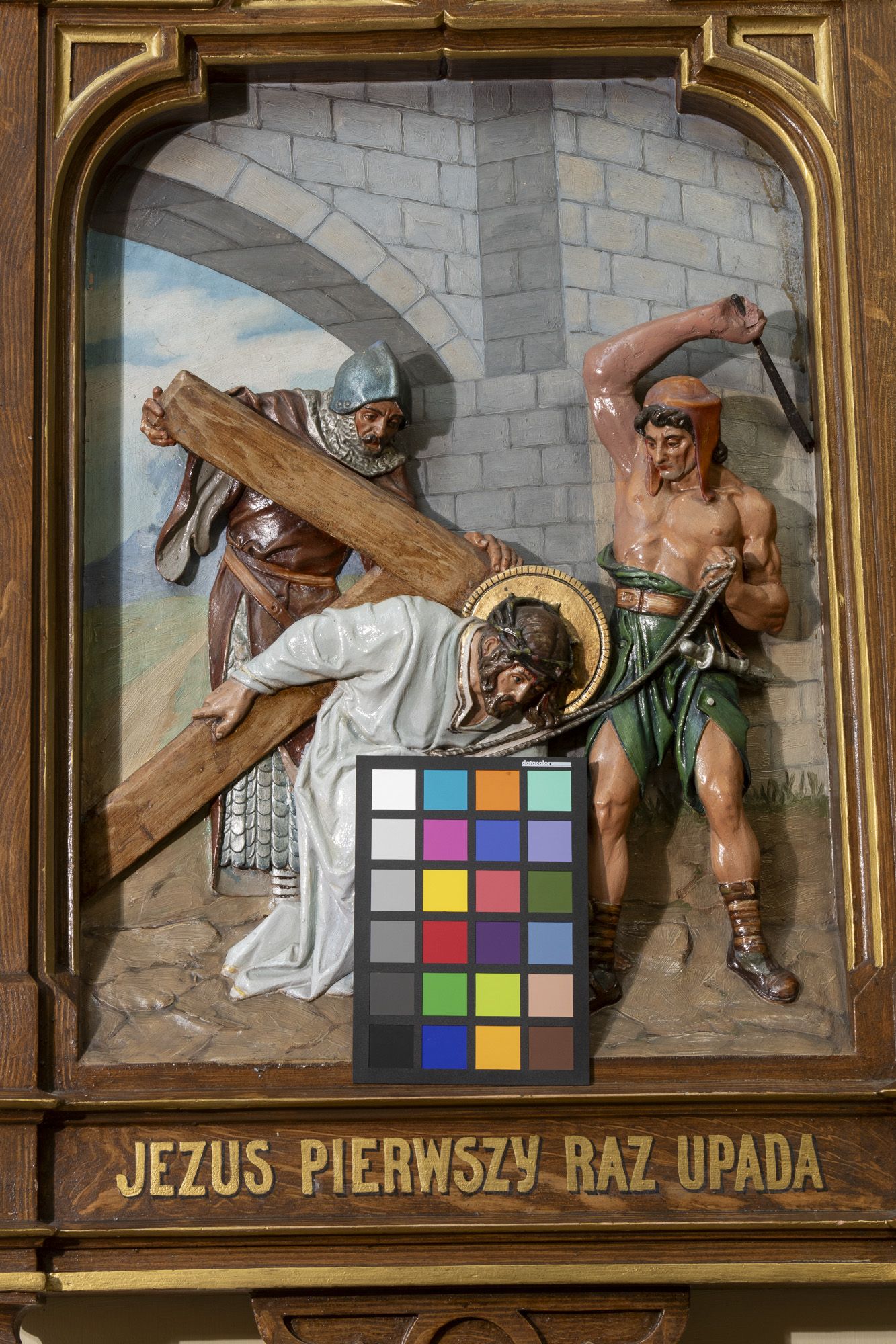 Stacja III Męki Pańskiej. Jezus Chrystus upada pod krzyżem po raz pierwszy. 