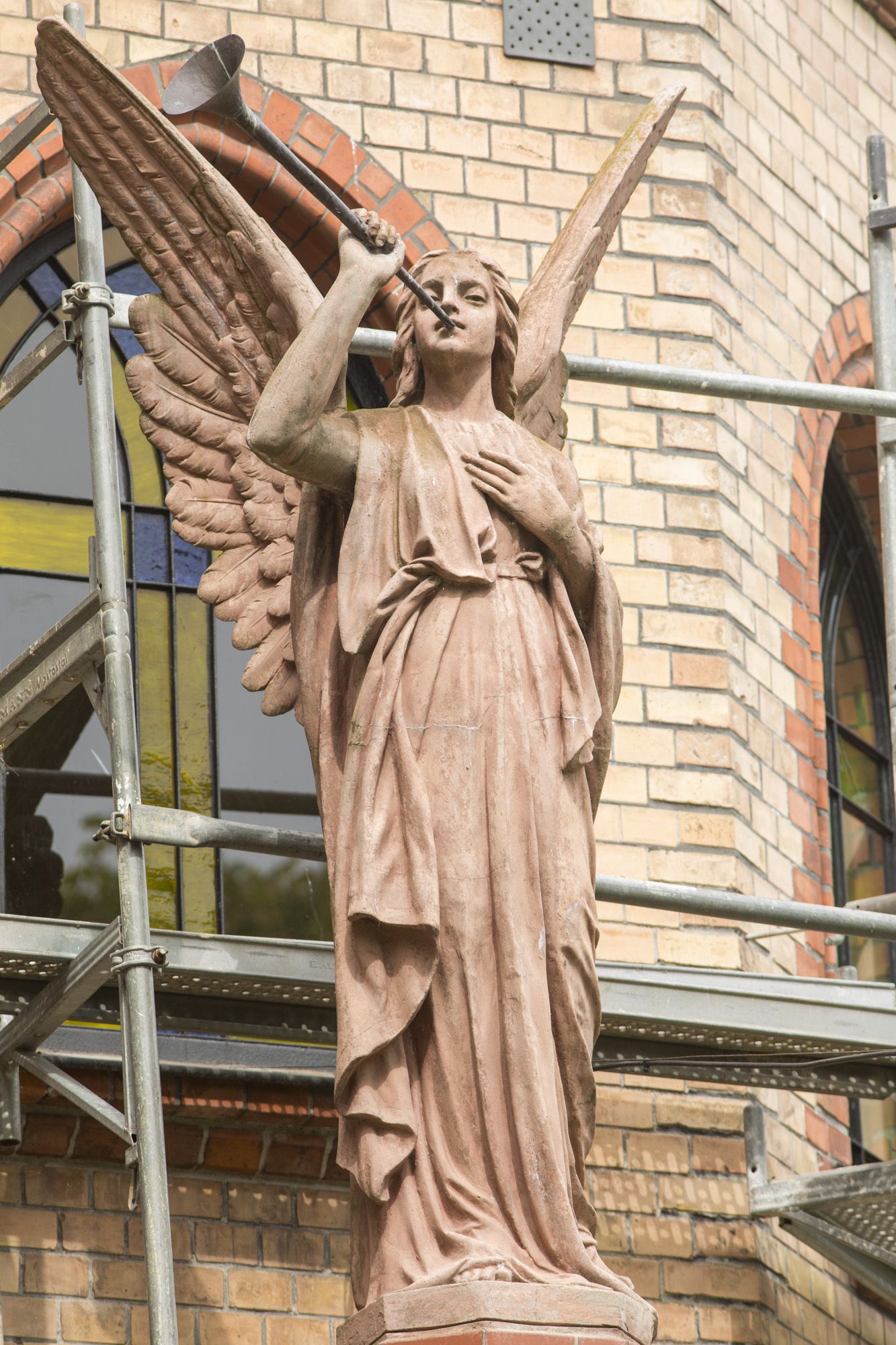 Rzeźba Anioła IV na zewnątrz prezbiterium kościoła