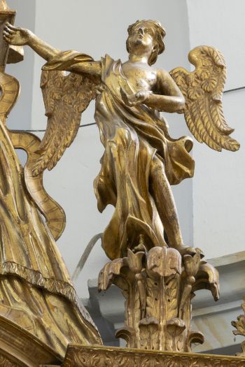 Rzeźba anioła w ołtarzu w głównym (3)