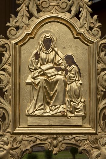 Feretron z płaskorzeźbami Maria NMP – Nauczająca i Chrystus z Gorejącym Sercem