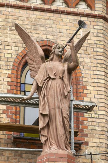 Rzeźba Anioła I na zewnątrz prezbiterium kościoła