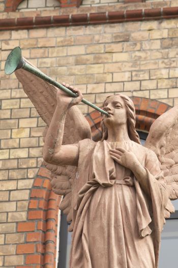 Rzeźba Anioła II na zewnątrz prezbiterium kościoła