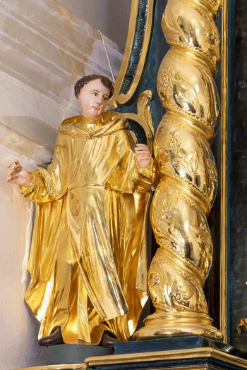 Rzeźba św. dominikanina w ołtarzu bocznym pw. Matki Boskiej w nawie bocznej prawej