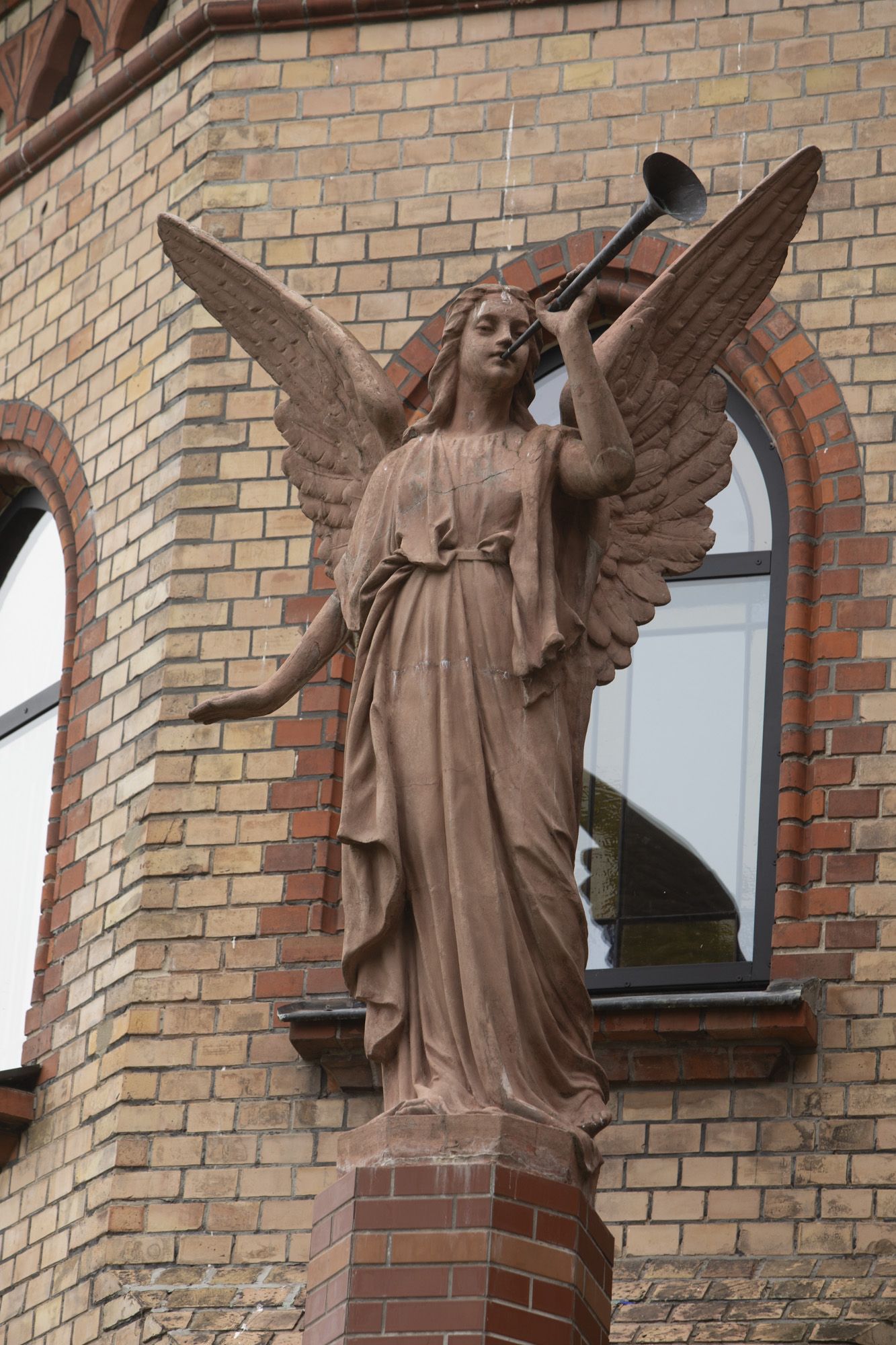 Rzeźba Anioła III na zewnątrz prezbiterium kościoła