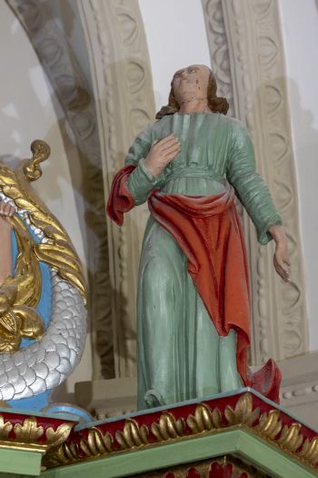 Posążki Matki Boskiej i Św. Jana Ewangelisty w ołtarzu głównym