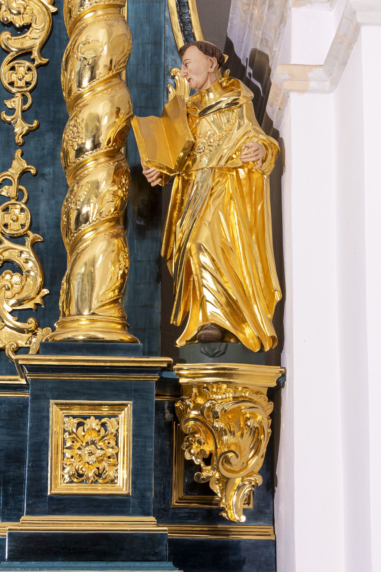 Rzeźba św. Tomasza z Akwinu dr Kościoła w ołtarzu bocznym pw. Matki Boskiej w nawie bocznej prawej