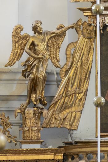 Rzeźba anioła w ołtarzu w głównym (2)