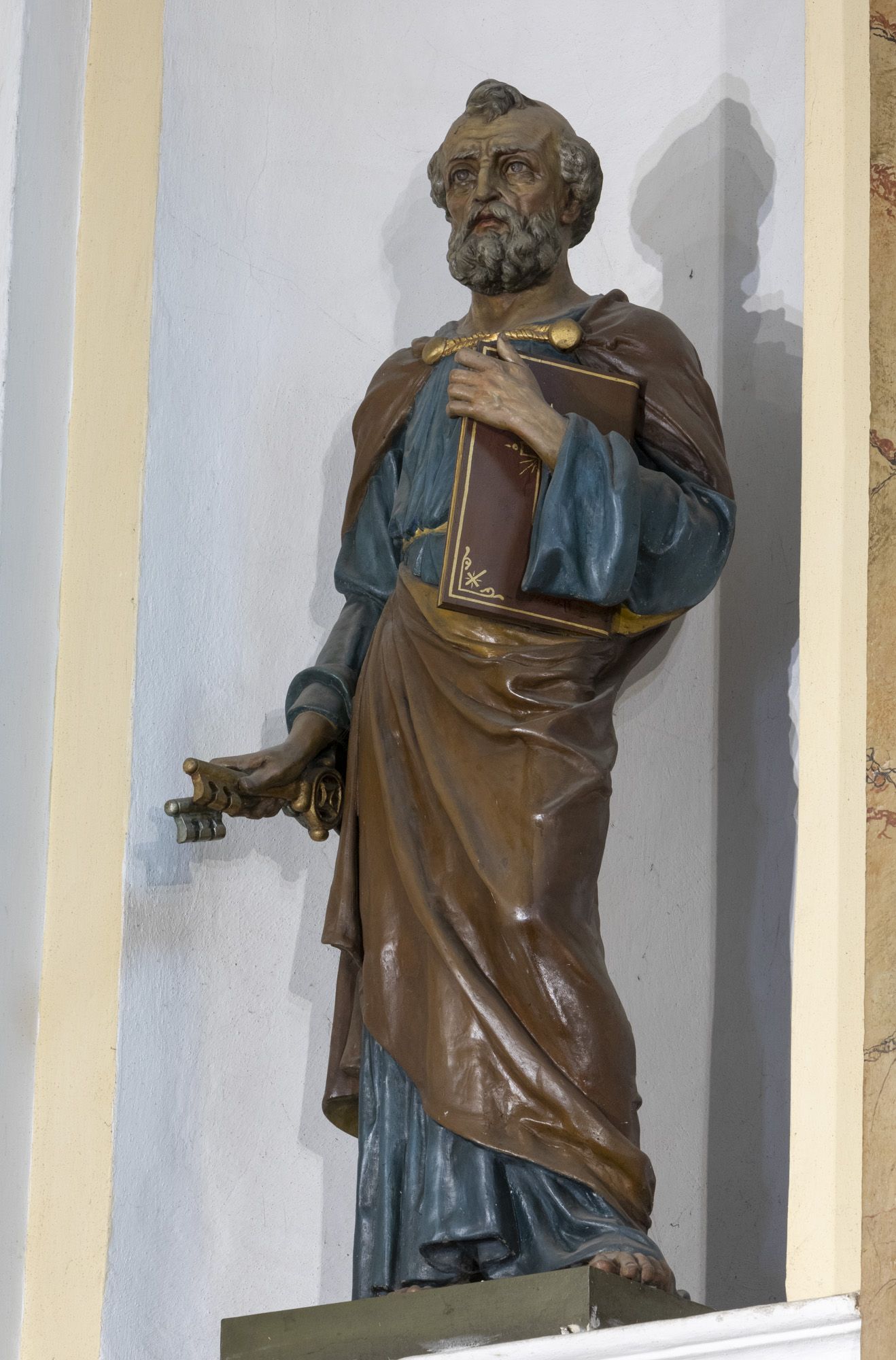 Posąg – św. Piotra w ołtarzu głównym