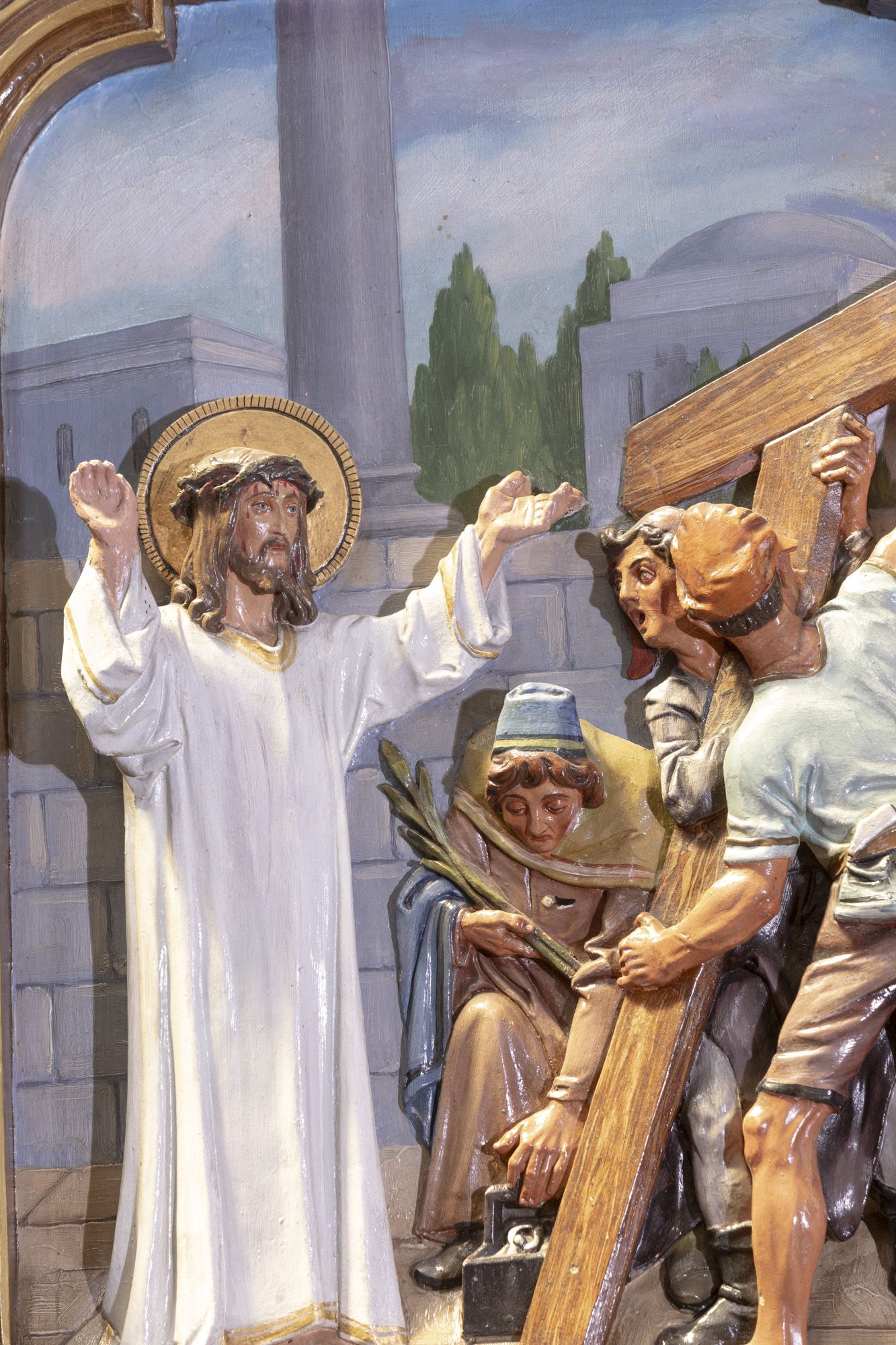 Stacja II Męki Pańskiej. Jezus Chrystus bierze krzyż na swoje ramiona. 