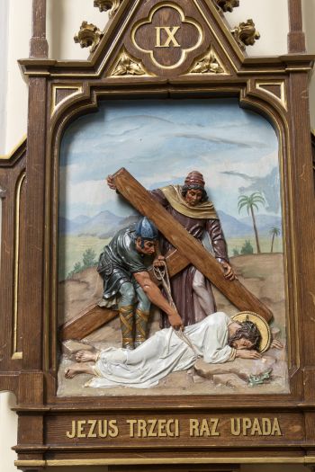 Stacja IX Męki Pańskiej. Jezus Chrystus upada pod krzyżem po raz trzeci.