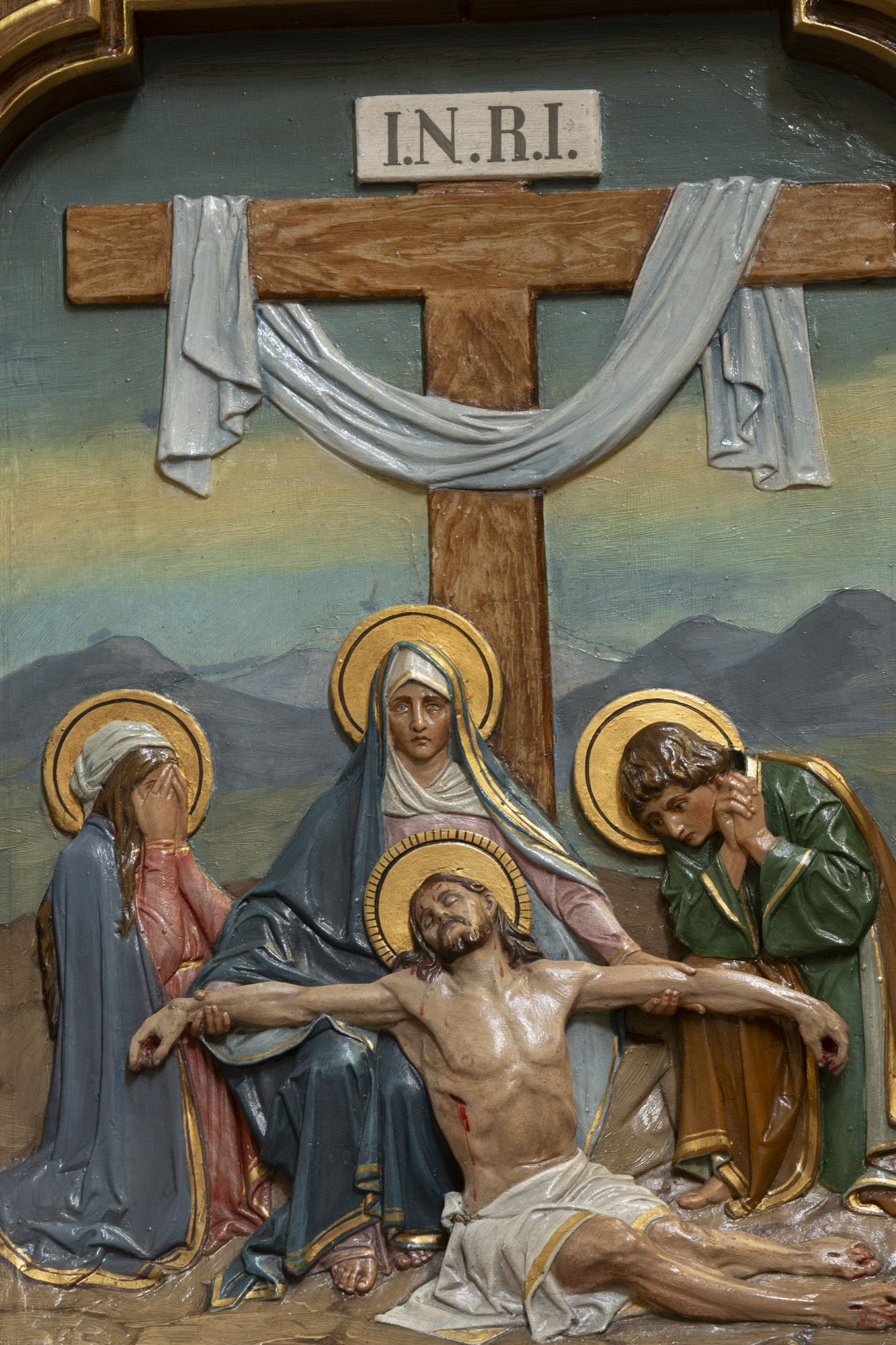 Stacja XIII Męki Pańskiej. Jezus Chrystus zdjęty z krzyża.