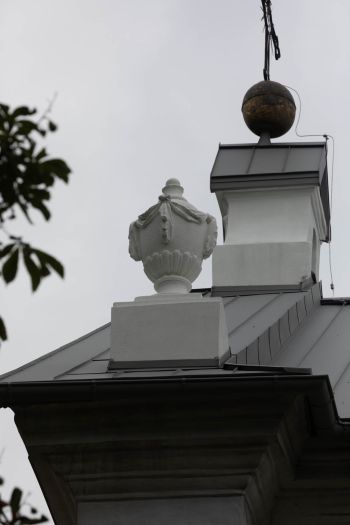 Para wazonów na przyczółkach fasady