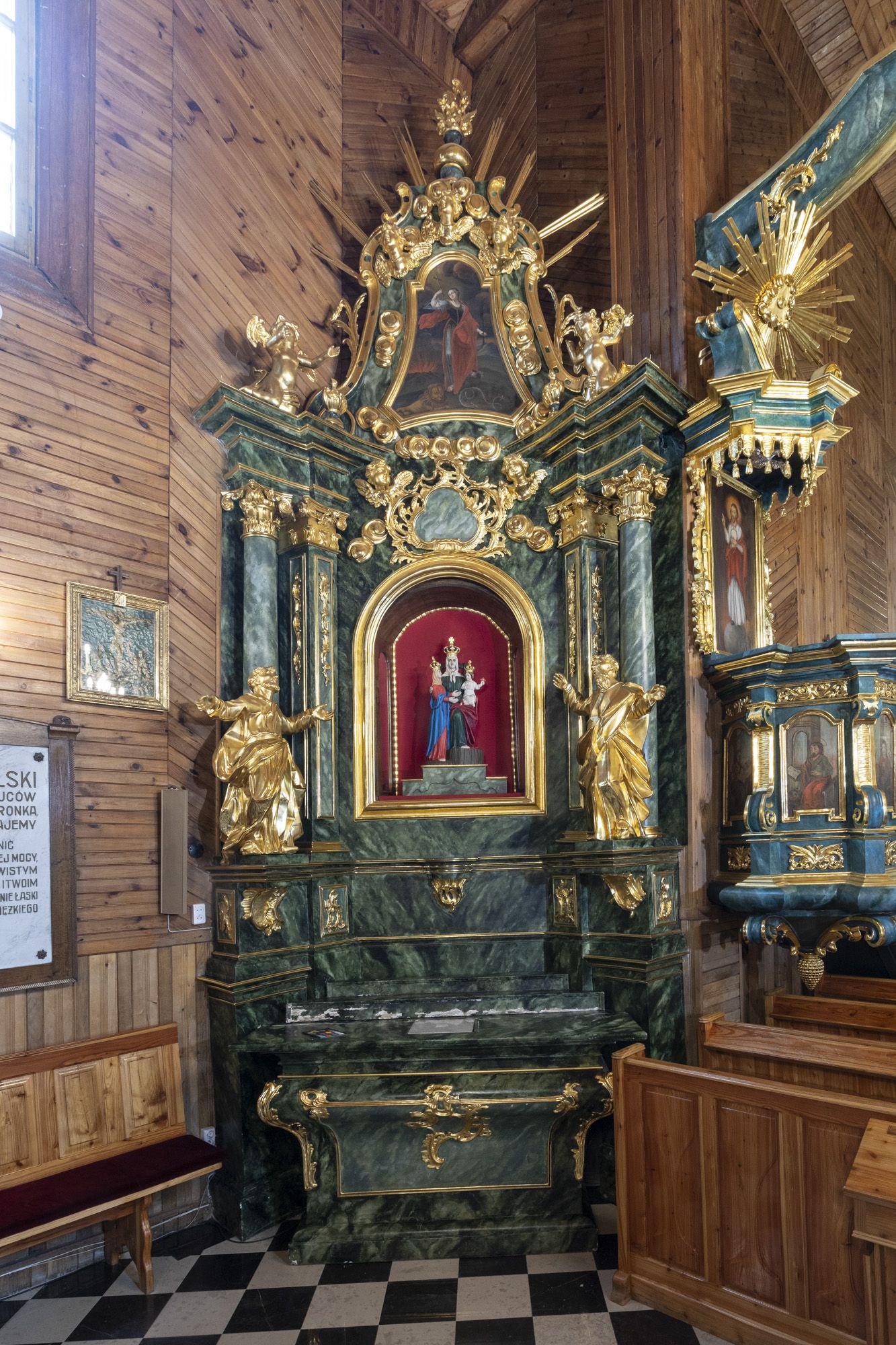 Ołtarz boczny lewy pw. św. Anny Samotrzeciej