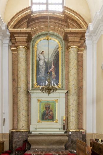 Para ołtarzy bocznych w transepcie